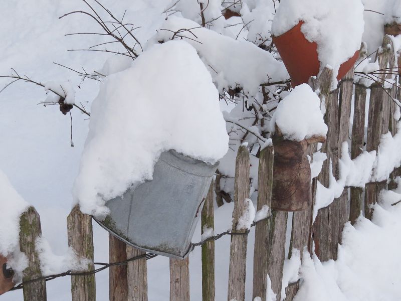 Zaun mit Schneehaube
