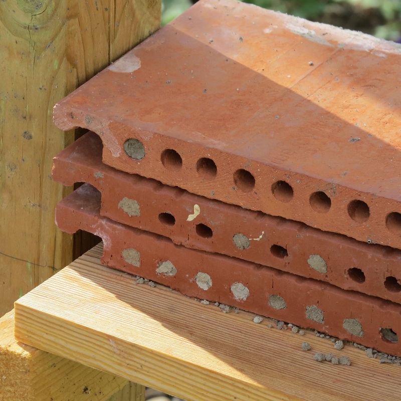 Strangfalzziegel als Insektenhotel