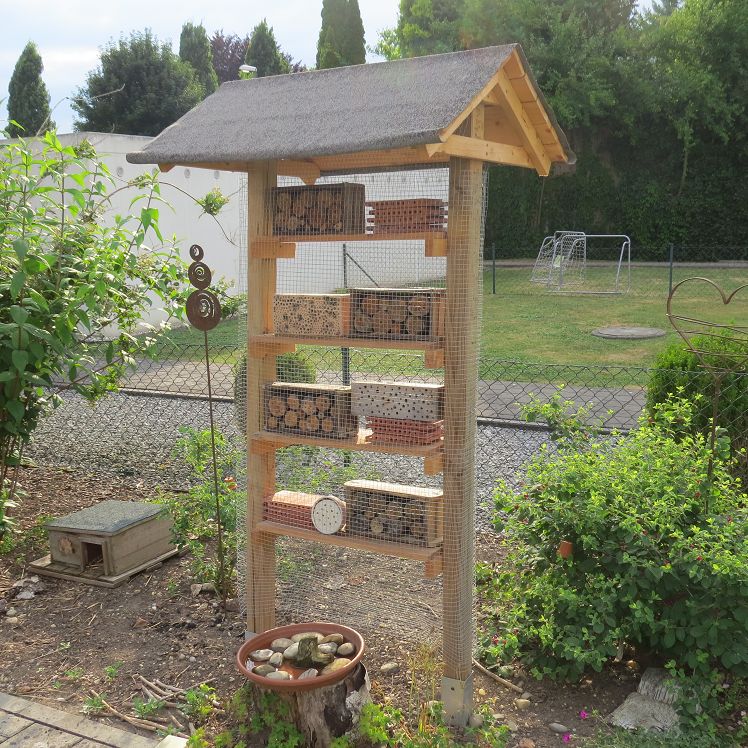 Insektenhotel und Insektentränke
