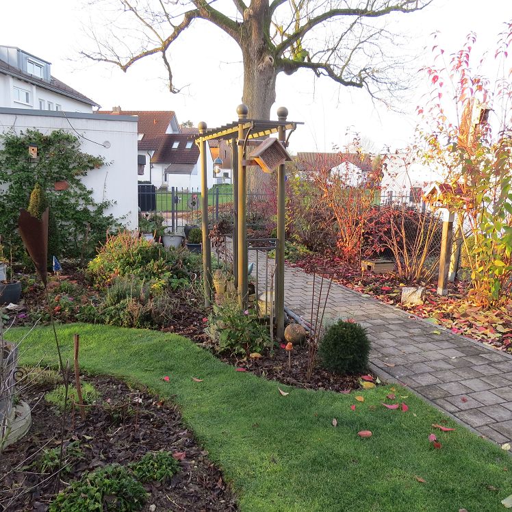 Rosenbogen und Staudenbeete