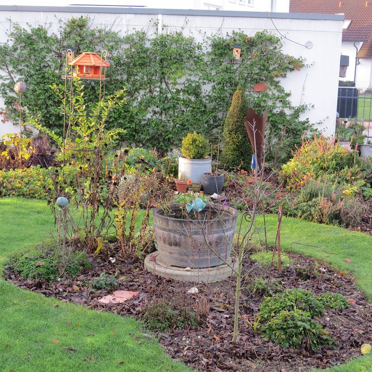 Staudenbeet mit Miniteich