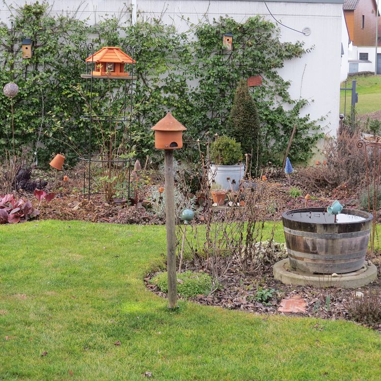 Staudenbeet mit Miniteich