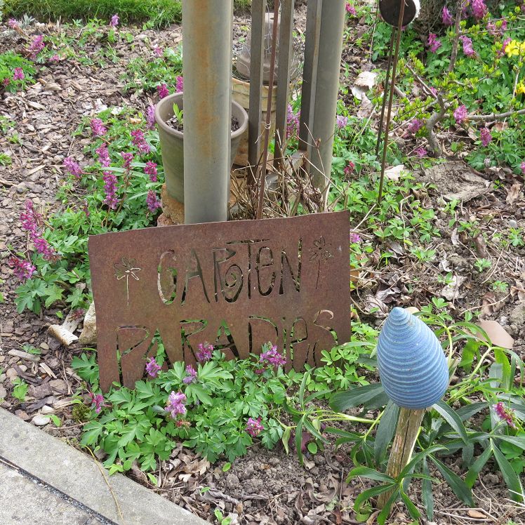 rostiges Gartenschild